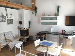 cocina y sala de estar con mesa y sillas en Kapitańskie Gniazdo, en Czaplinek