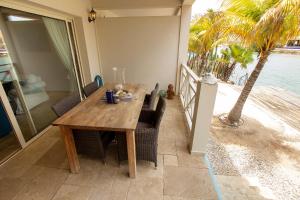 een eetkamer met een tafel en stoelen en een palmboom bij El Trupial in Kralendijk