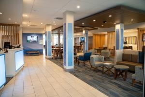 RichburgにあるHoliday Inn Express & Suites Richburg by IHGのテーブルと椅子のある病院のロビー