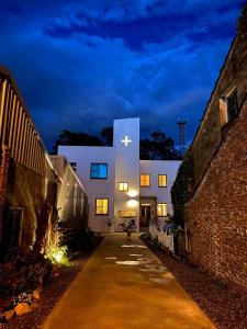 un edificio con una cruz a su lado en Tree House Café & Homestay, en Tongluo