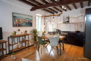 een keuken met een tafel en stoelen in een kamer bij Carera Rovinj in Rovinj