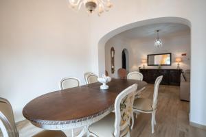 - une salle à manger avec une table et des chaises en bois dans l'établissement Casa Bananeiras, à Armação de Pêra