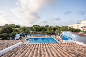 a swimming pool on the roof of a house at Casa Bananeiras in Armação de Pêra