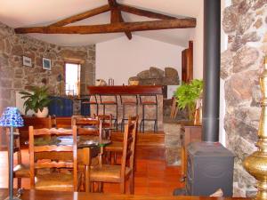 ห้องอาหารหรือที่รับประทานอาหารของ Quinta De Cima De Eiriz