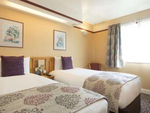 Een bed of bedden in een kamer bij Derby Station Hotel, Sure Hotel Collection by Best Western