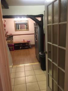 um corredor com uma porta que leva a um quarto com um espelho em Beautiful Bungalow Home Droitwich SPA em Droitwich