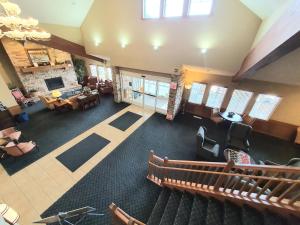 una vista aérea de una sala de estar con una iglesia en AmeriVu Inn and Suites - Waconia, en Waconia