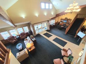 an overhead view of a living room with furniture at AmeriVu Inn and Suites - Waconia in Waconia