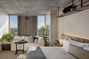 Postel nebo postele na pokoji v ubytování 1 Hotel West Hollywood