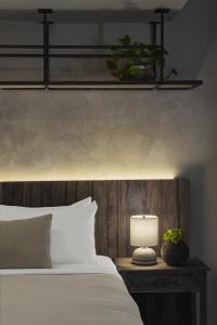 Postel nebo postele na pokoji v ubytování 1 Hotel West Hollywood