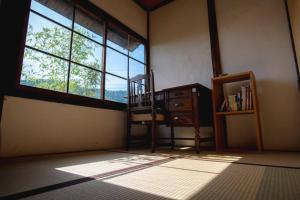 a room with a desk and a window with a chair at 鞆猫庵 Tomo Nyahn in Fukuyama