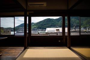 a room with windows with a view of a mountain at 鞆猫庵 Tomo Nyahn in Fukuyama
