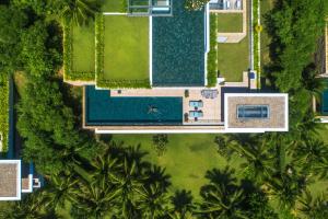 - une vue aérienne sur un complexe avec une piscine dans l'établissement Mia Resort Nha Trang, à Nha Trang