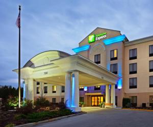 ein Hotelgebäude mit einem Schild darauf in der Unterkunft Holiday Inn Express Knoxville-Strawberry Plains, an IHG Hotel in Knoxville