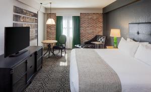 ein Hotelzimmer mit einem Bett und einem Flachbild-TV in der Unterkunft Holiday Inn Hotel French Quarter-Chateau Lemoyne, an IHG Hotel in New Orleans