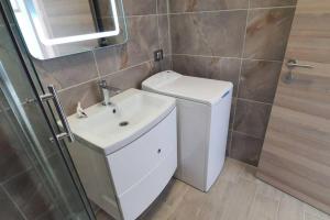 un bagno con un water e un lavandino di ZIAN'S Studio Mamaia Nord Beach Resort a Mamaia Nord - Năvodari Altre 39 foto