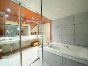 Kamar mandi di Nishiizu Crystal View Hotel