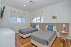 A bed or beds in a room at Bujerum Apartments on Burleigh