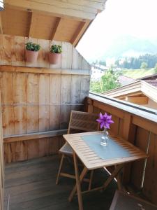 een kleine tafel op het balkon van een huis bij Appartements Spielberg in Leogang