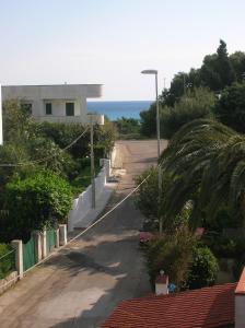 ガリポリにあるVilletta Baia Verdeの家と海の空き道