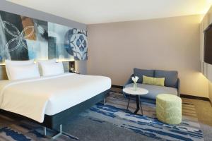 Postel nebo postele na pokoji v ubytování Novotel Suites Yogyakarta Malioboro