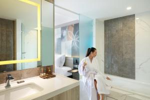 Koupelna v ubytování Novotel Suites Yogyakarta Malioboro