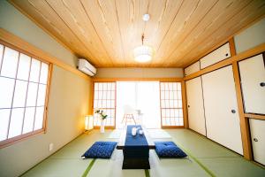 una stanza con tavolo e cuscini blu sul pavimento di Awaji Seaside Resort in Sumoto a Sumoto