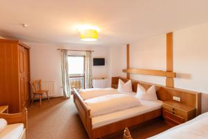 Postel nebo postele na pokoji v ubytování Hotel Gasthof Neuwirt