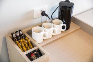 Příslušenství pro přípravu čaje a kávy v ubytování Nightcap at Monash Hotel