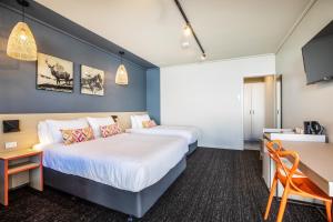 Säng eller sängar i ett rum på Nightcap at Monash Hotel