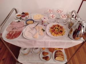 una mesa con platos de comida. en Schornhof, en Aldino