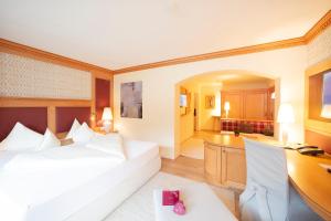 Łóżko lub łóżka w pokoju w obiekcie Wellnessresidenz Alpenrose