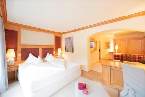 Łóżko lub łóżka w pokoju w obiekcie Wellnessresidenz Alpenrose