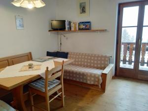 アルディーノにあるSchornhofのテーブル、ソファ、テーブル、椅子が備わる客室です。