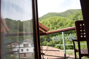 a window with a view of a mountain at Apartamento Remoña 2 in Espinama