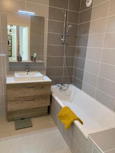 Ένα μπάνιο στο Appartement cocooning - Grande terrasse - bain nordique-Sauna - DOMAINE DU PATRE