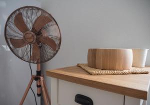 un ventilador sobre una mesa de madera en SANTA CRUZ country cottage, en KallithÃ©a