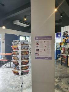 un cartel en una pared en una tienda en Loftel Station Hostel, en Bangkok