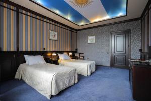 Postel nebo postele na pokoji v ubytování Attache Hotel