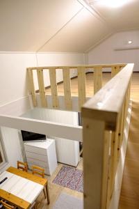 uma cama alta num quarto com uma escada em Lucky Ranch cabin 4 em Pyhätunturi
