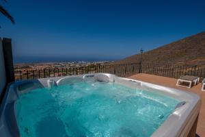 einen Whirlpool auf dem Balkon mit Aussicht in der Unterkunft Casa Magma in Adeje