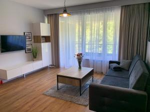 Televízia a/alebo spoločenská miestnosť v ubytovaní Apartament Na Mierzei - SALA ZABAW, SIŁOWNIA - 365PAM