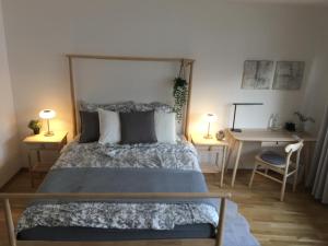 ein Schlafzimmer mit einem Bett und einem Schreibtisch mit zwei Lampen in der Unterkunft Ahrweiler Seelchen in Bad Neuenahr-Ahrweiler