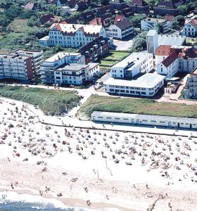 eine Luftblick auf eine Stadt mit Strand und Zug in der Unterkunft Gästehaus Germania in Wangerooge