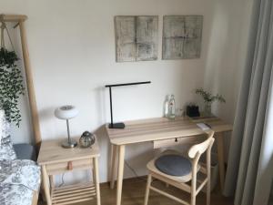 een kamer met een bureau, een stoel en een bed bij Ahrweiler Seelchen in Bad Neuenahr-Ahrweiler