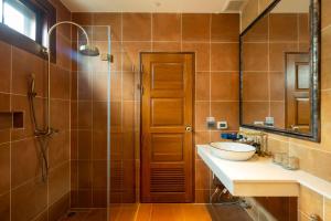a bathroom with a sink and a shower at Phor Liang Meun Terracotta Arts in Chiang Mai