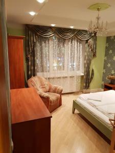 - une chambre avec un lit, une chaise et une fenêtre dans l'établissement Designapartments, à Riga
