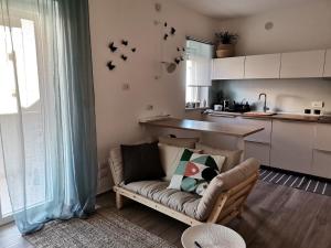 a living room with a couch and a kitchen at Al 50 mq in Lecce