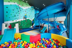 - une salle de jeux pour enfants avec un mur d'escalade et des balles dans l'établissement Anantara Vacation Club Mai Khao Phuket, à Mai Khao Beach