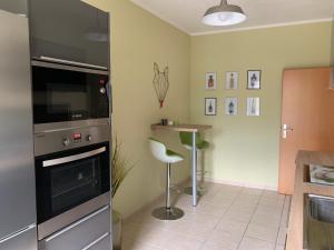 a kitchen with a stove and a table in it at Cozy City-Apartment I Netflix I Prime I Parkplatz in Cottbus